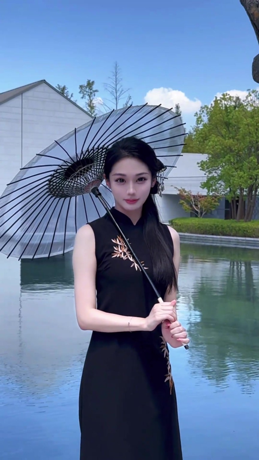 打把伞可太有意境了!美女主播婧雯的中式旗袍变装 东方美学啊~
