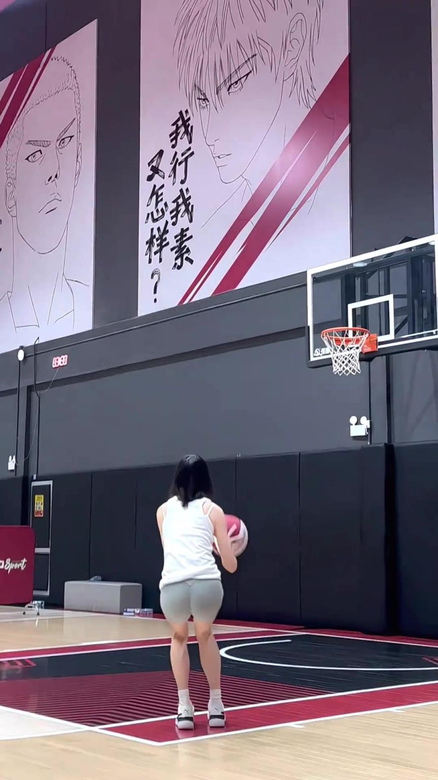 小姐姐这投篮还得多练啊，一直打铁！