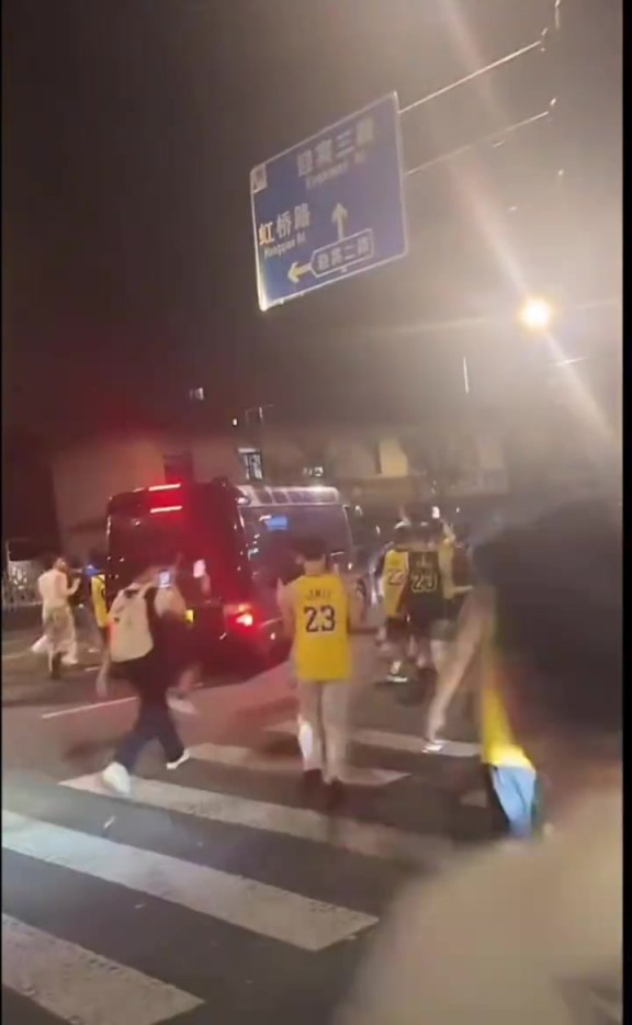 球迷晒LBJ中国行狂粉:这么多23号(6号)到底哪个是勒布朗