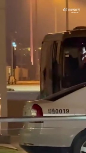 女球迷接机老詹吐槽:哎哎哎,这就走了?这TM也不看我们一眼