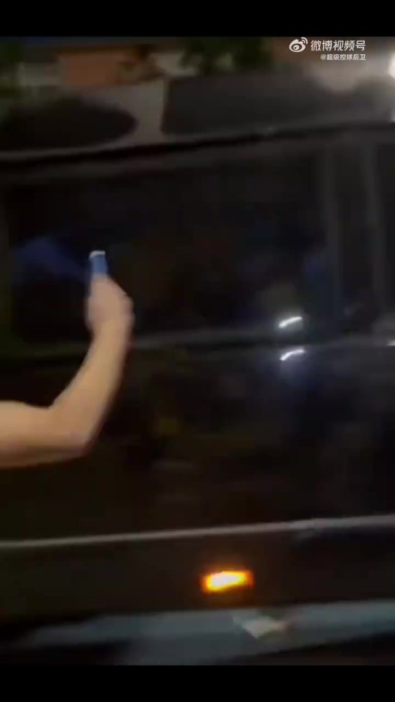 詹姆斯深夜抵达上海,但下车后老詹并未和球迷打招呼,直接走了