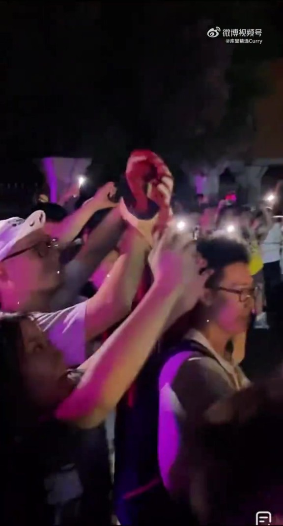 横冲直撞似GTA情节,詹姆斯球迷深夜上演“追车大战”,始终将安全意识抛在脑后