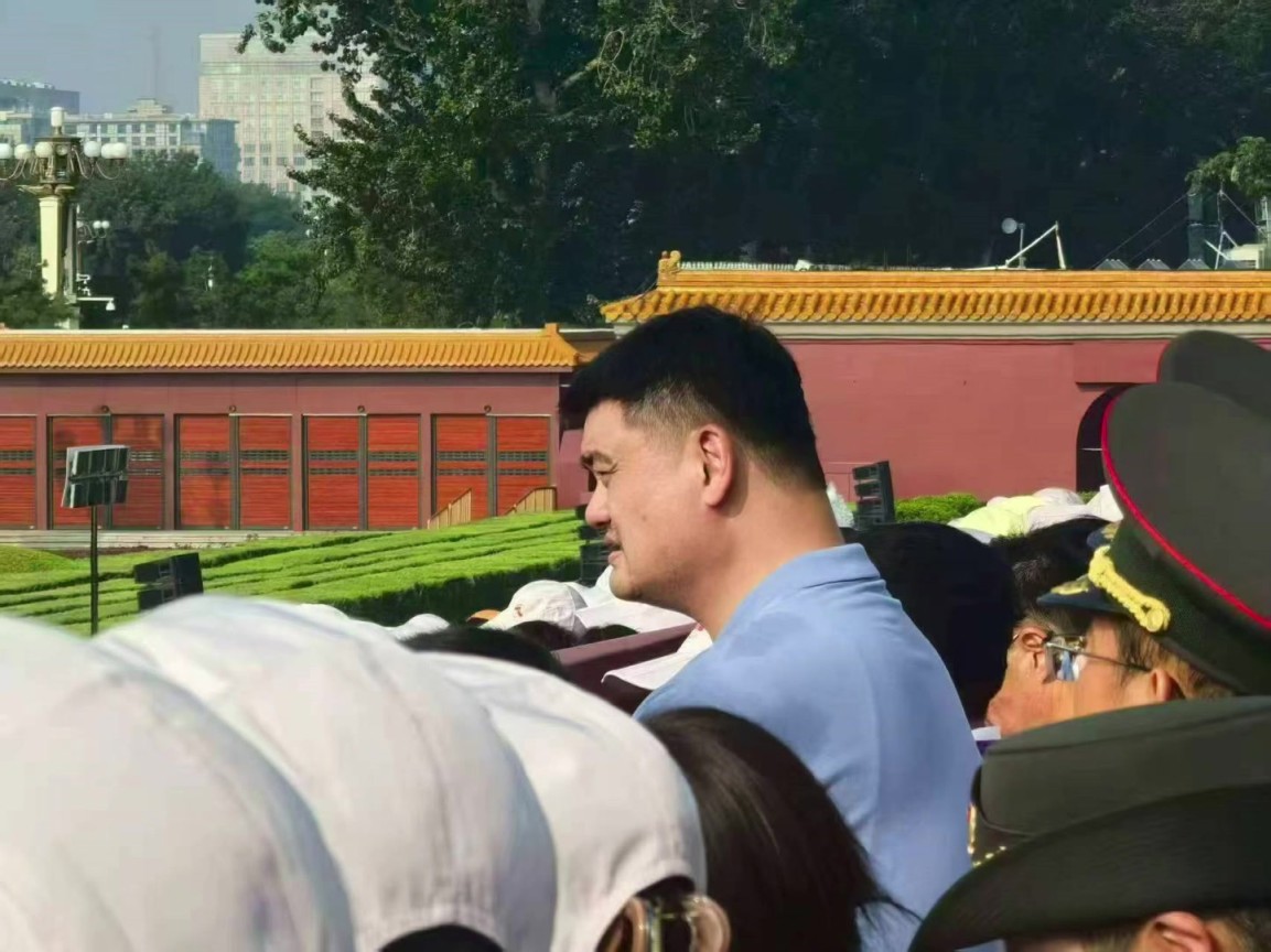 网友:把后面的人挡完了!姚明也现身九三大阅兵盛典,这身高太醒目了!