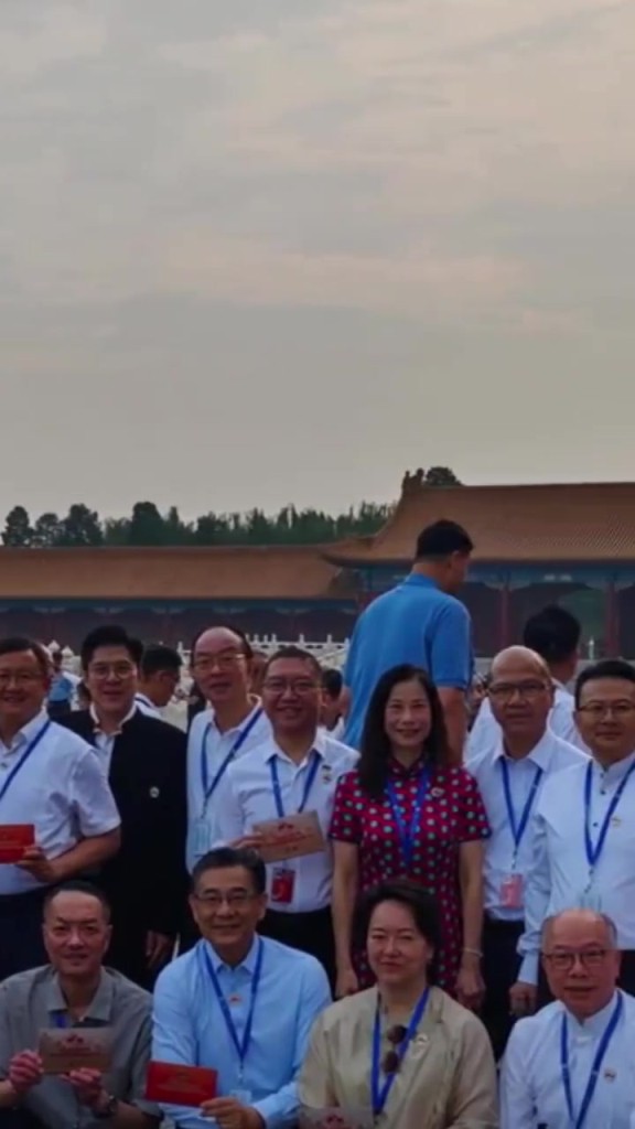 大姚这身高太扎眼!阅兵现场,霍启刚“意外”与姚明同框