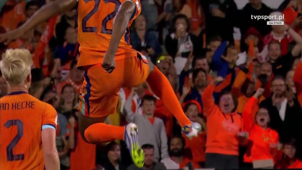 荷兰1-0领先波兰!德佩角球开出,邓弗里斯高高跃起头球破门!