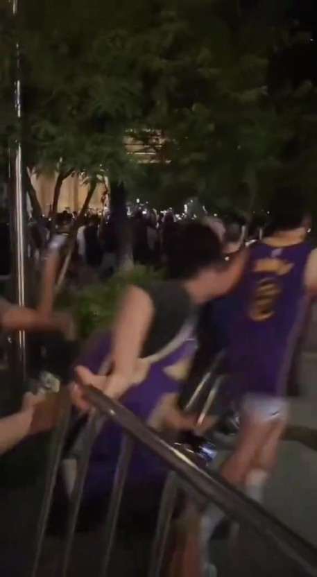 场面一度失控!成都球迷半夜蹲守詹姆斯 现场栏杆都挡不住了