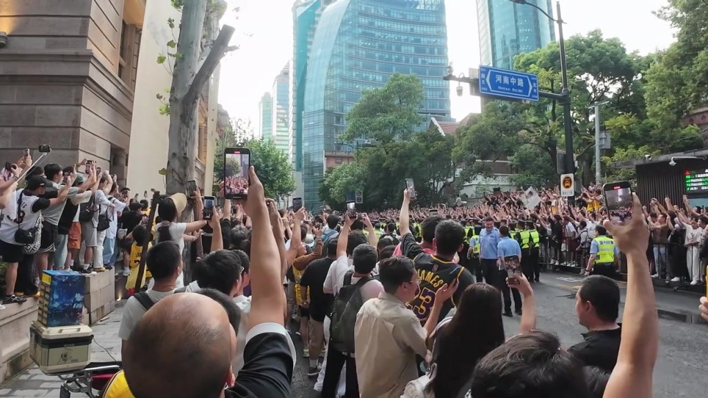 真·人山人海!詹姆斯中国行现场不见詹姆斯 全是球迷和安保