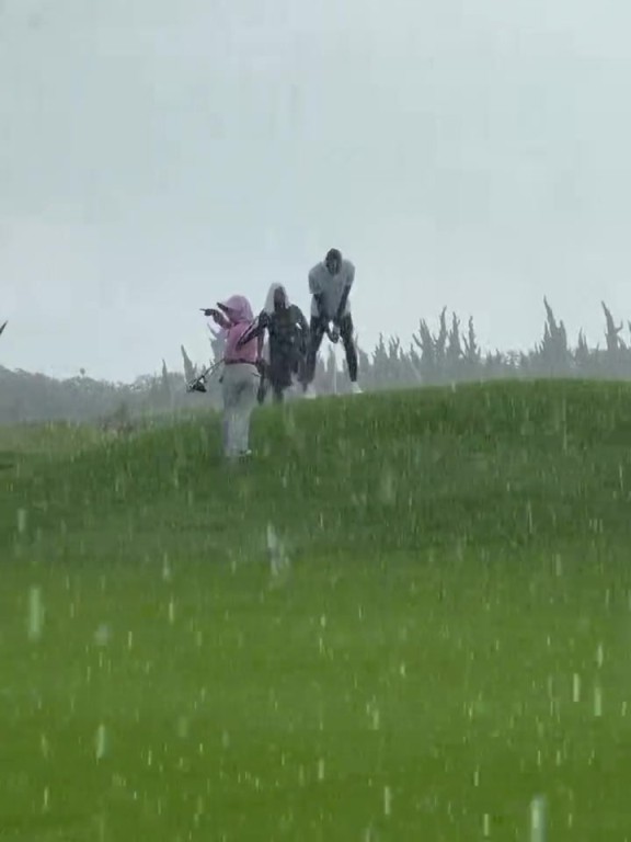 他太爱打球了!詹姆斯中国行冒着大雨也要打高尔夫球