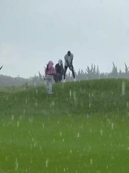 好家伙,这是有多爱打?老詹在上海竟冒着大雨打高尔夫