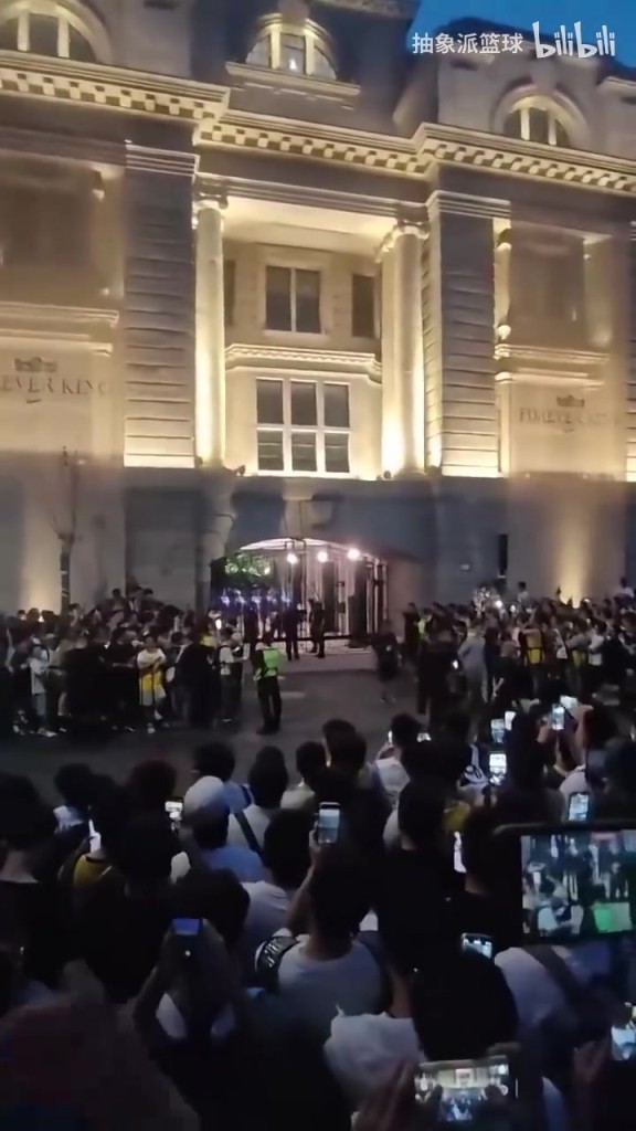 这个视角听的清晰!詹姆斯中国行,球迷们怒骂品牌方**!