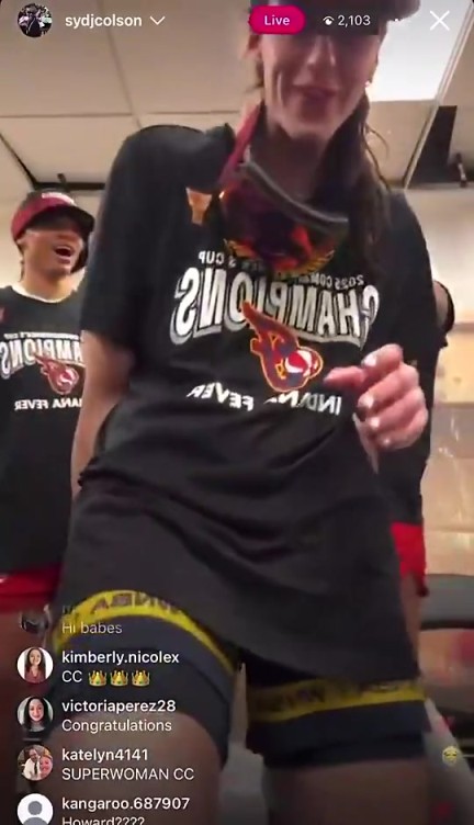 赛季报销了!克拉克此前庆祝夺冠时 被队友从身后顶了一下