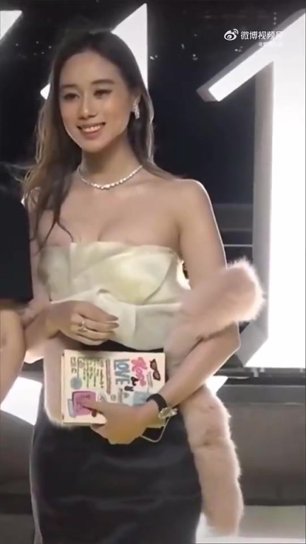 何猷君最小的妹妹何超欣,她出生时赌王已经78岁