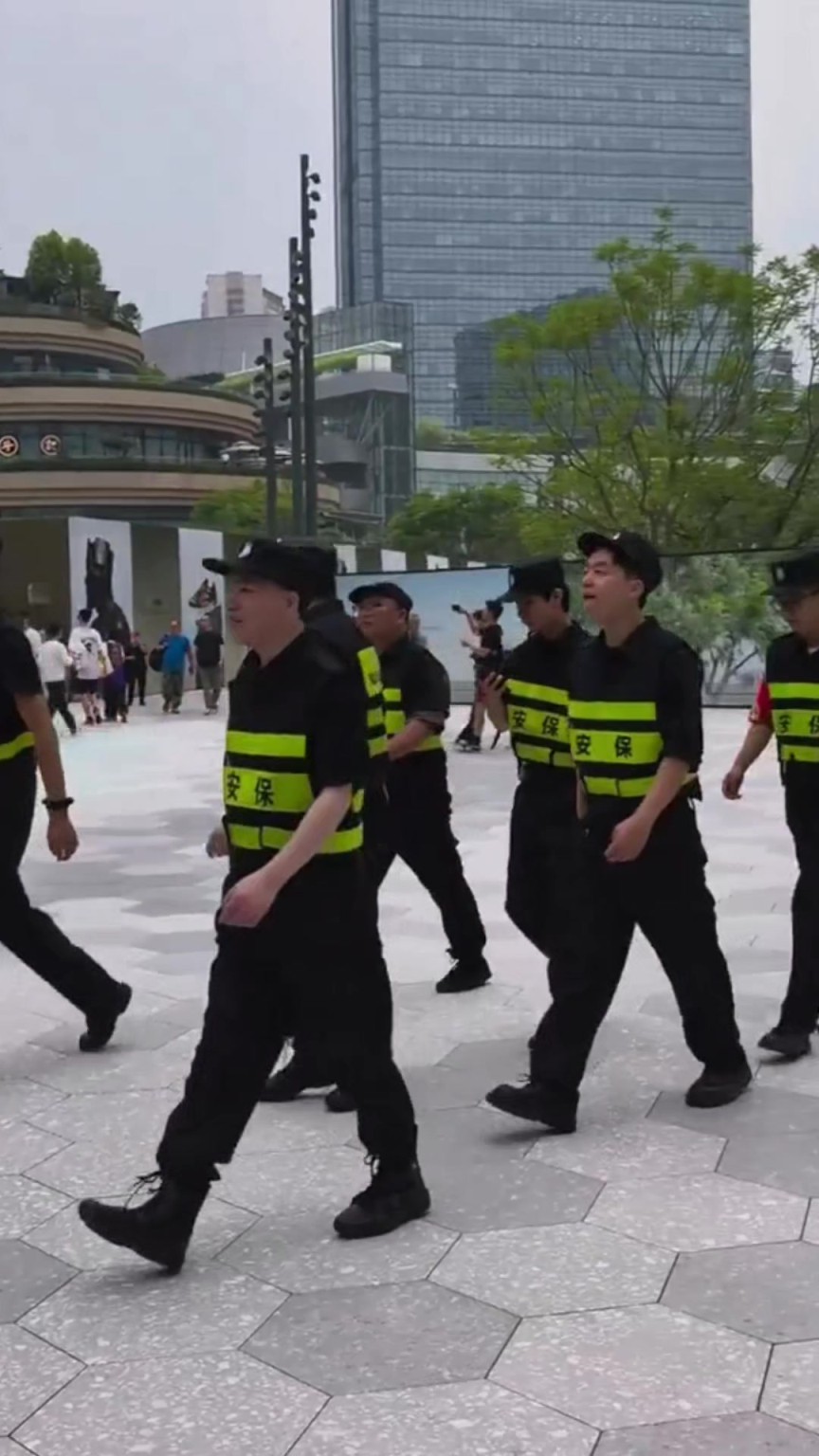 人气绝对最顶级!詹姆斯中国行这安保规模,排面直接拉满啊!