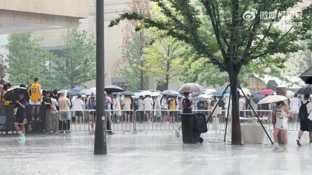 这是真爱啊!老詹成都行遇上大雨,大批粉丝仍纷纷打伞冒雨等待