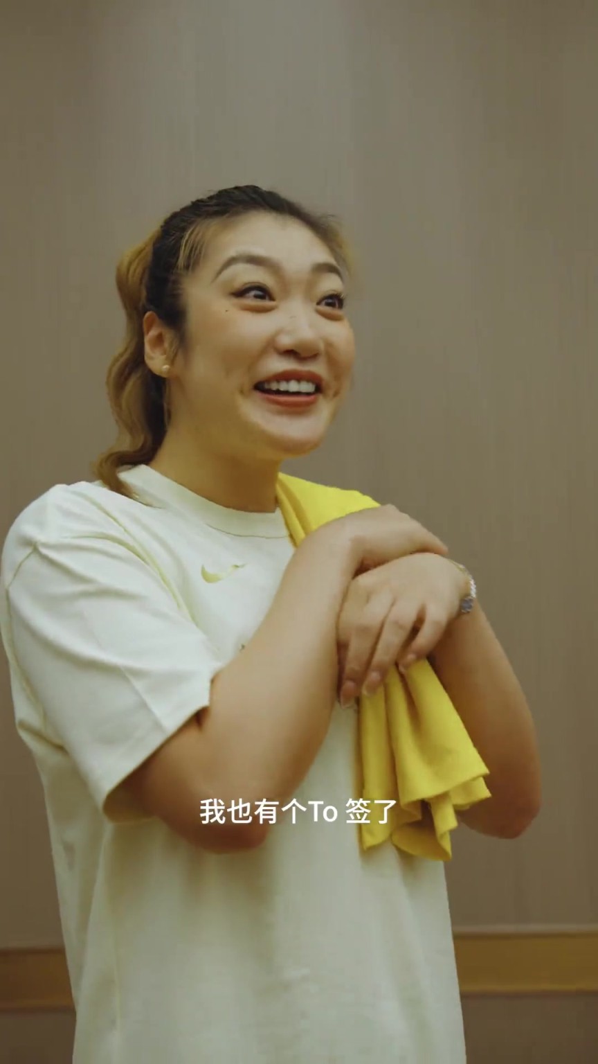 梦姐那叫一个开心!李梦赠送老詹及其女儿小礼物 老詹回赠to签