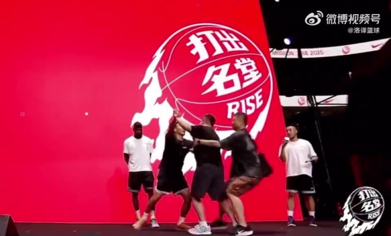 一名球迷大哥激动冲上台要跟詹姆斯拥抱,被主持人眼疾手快拦下了