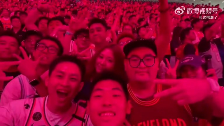 321,咔嚓!崔永熙在詹姆斯成都活动现场与大家热情合影!