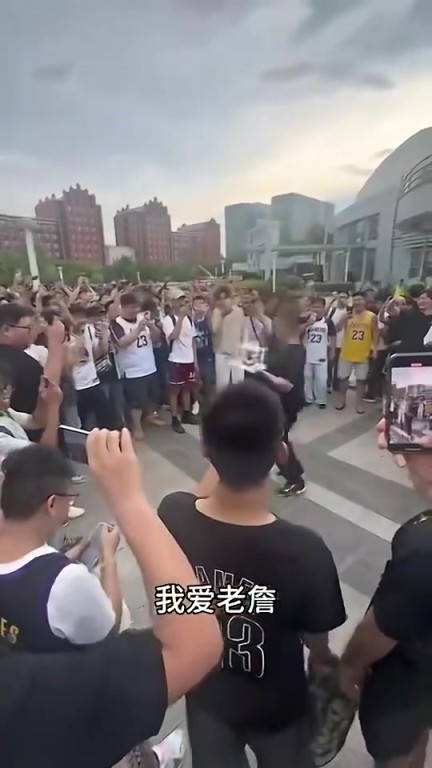 好家伙,大量球迷聚集街头齐喊口号:我爱老詹!我为詹狂!