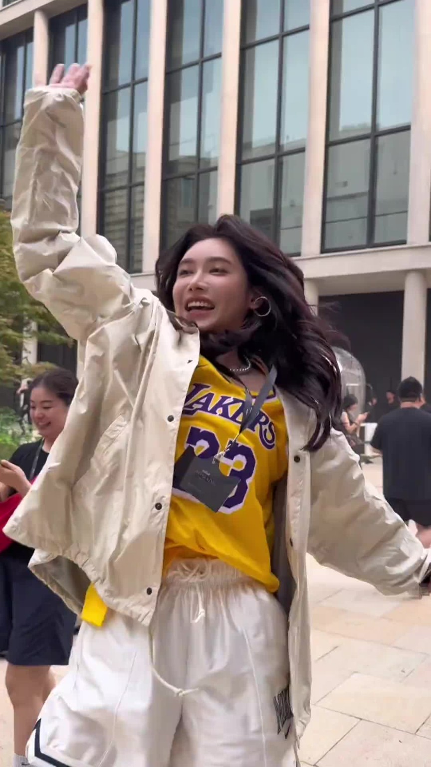 美娜:看看“53岁”女主持人追星成功的一天!