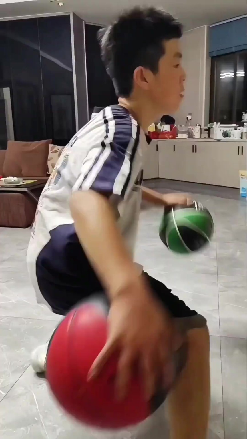 只有打了多年篮球的才知道小孩哥这个球感多夸张