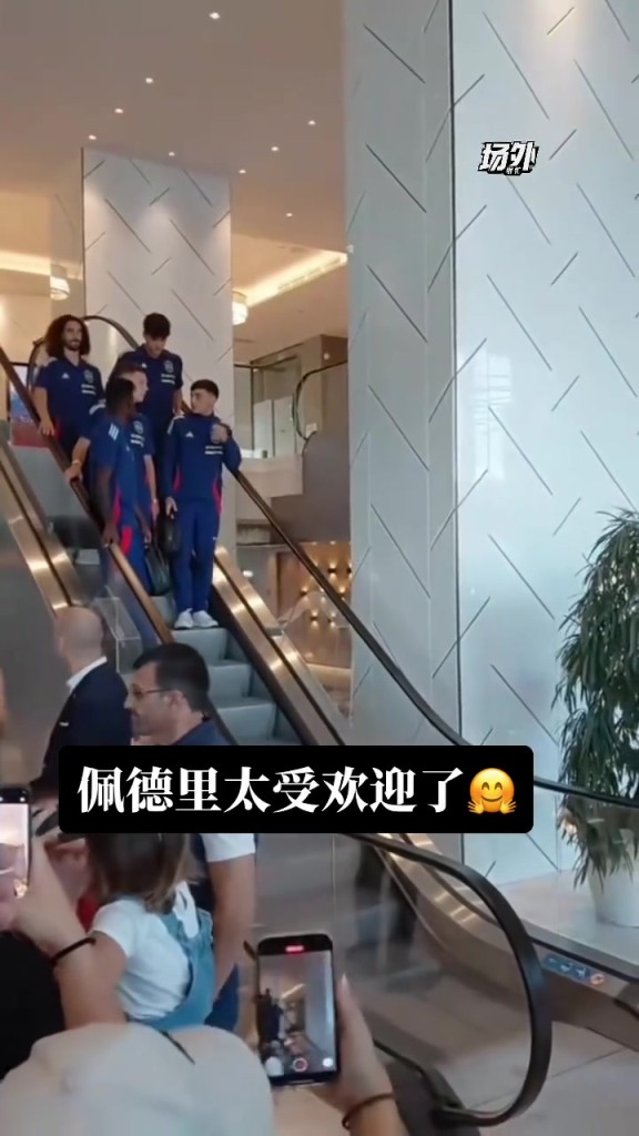 佩德里在商场逛街时听到大量球迷在声援,主动走过来为球迷签名~
