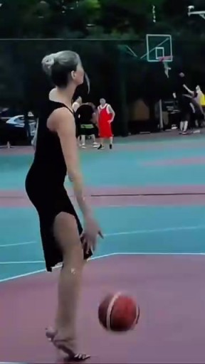 这位外国大姐真猛啊!脚踩高跟鞋打篮球,不怕崴脚啊!
