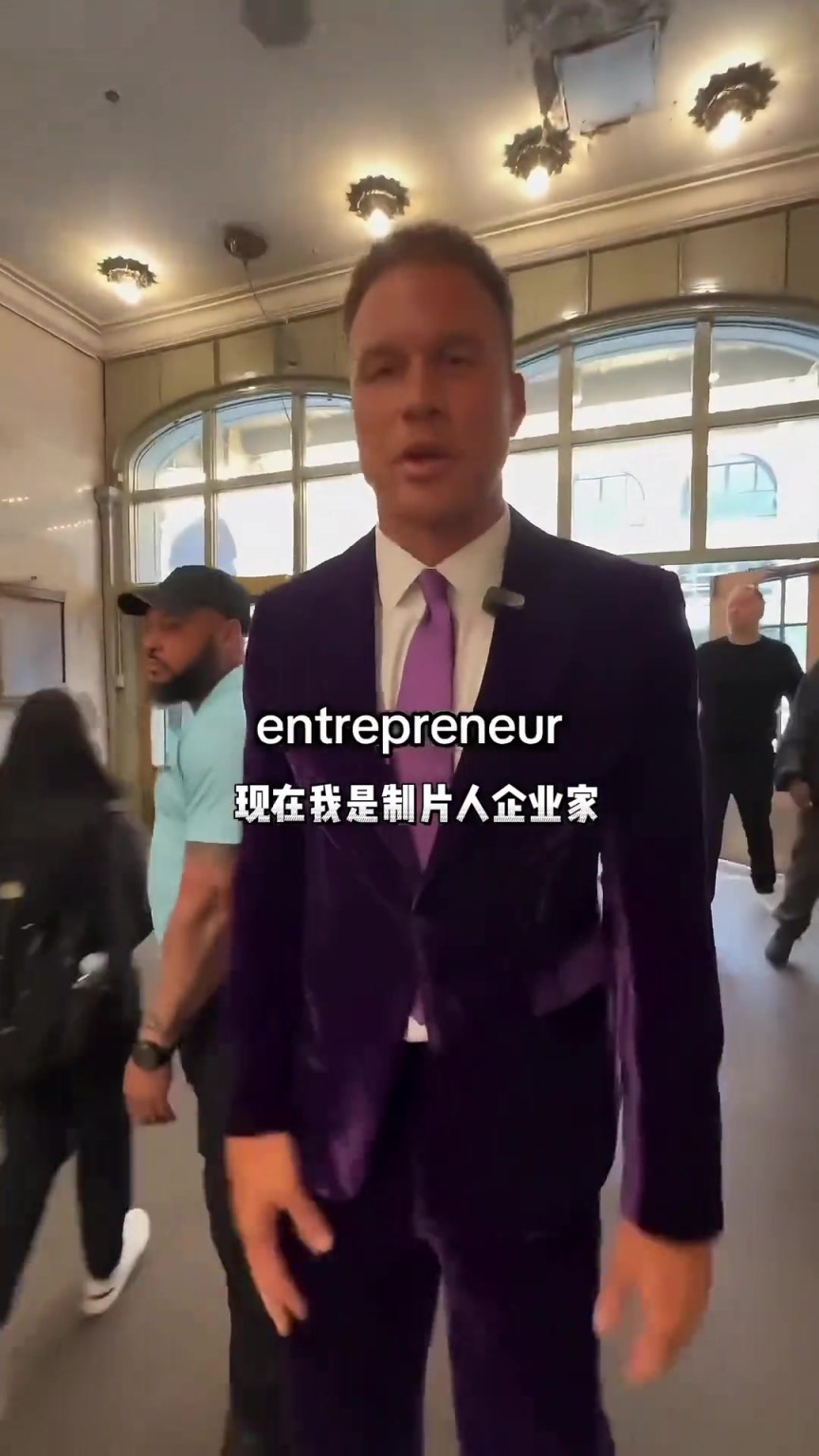 网友偶遇西装革履的格里芬!傻芬:我现在是制片人企业家 司仪~