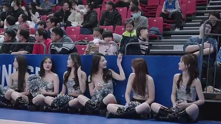 你小子有前途!一小朋友主动跑到场边找啦啦队美女握手