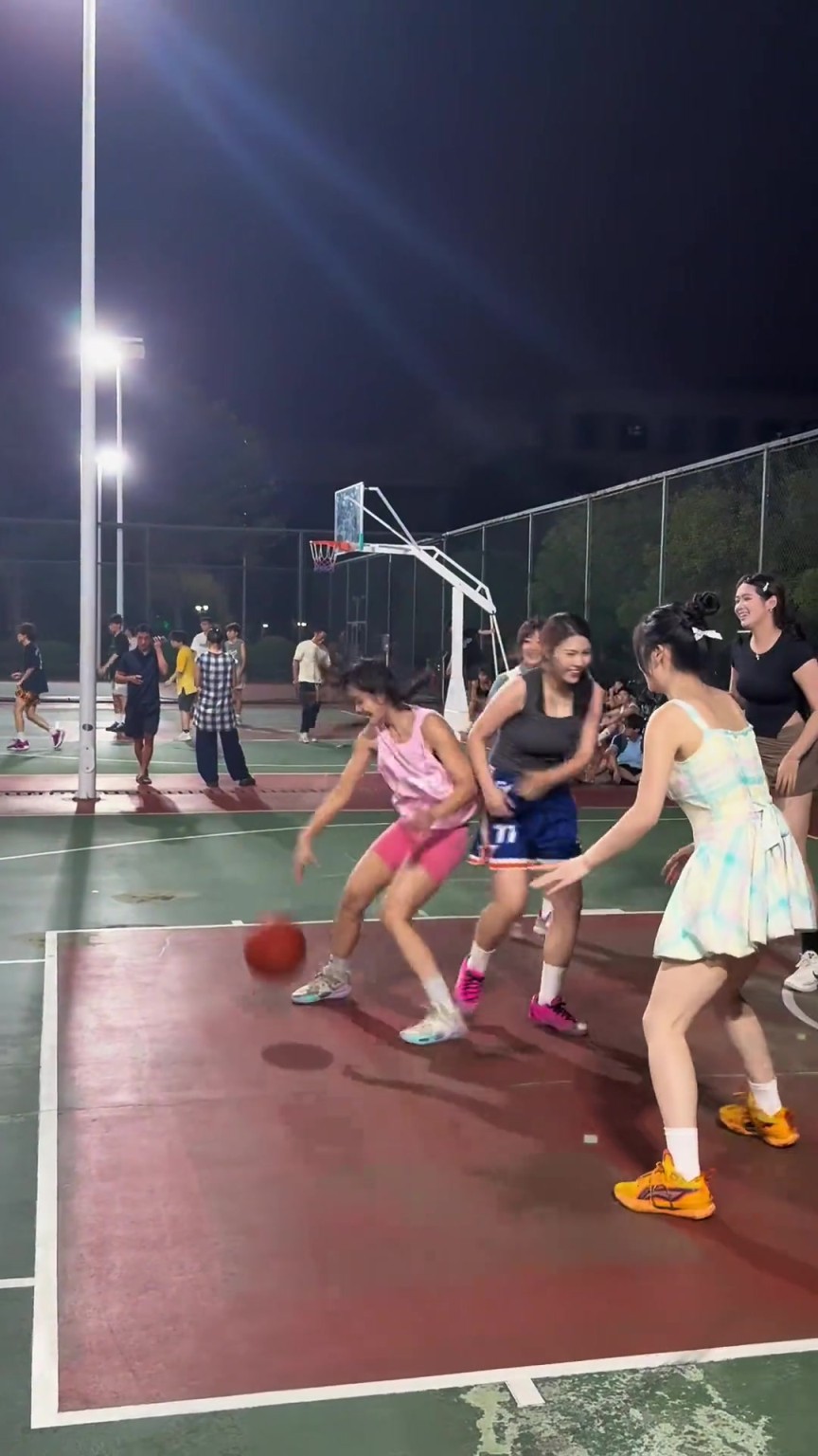 看NBA就图一乐,学对抗还得看女生打野球
