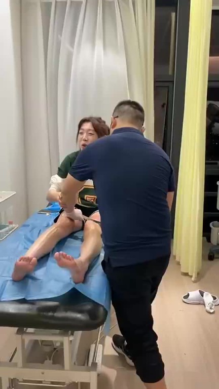 厦门篮球女神嚯嚯挑战筋膜刀康复,疼得吱哇乱叫